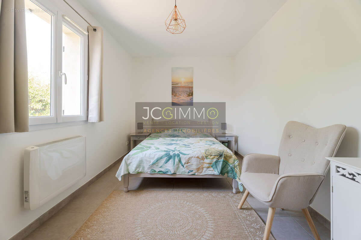 Villa de plain-pied 115m2 - 4 chambres, piscine et garage ! - photo 8