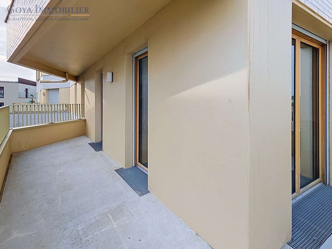 Bassins à Flot   T2 avec balcon filant de 15 m2 et parking - photo 5
