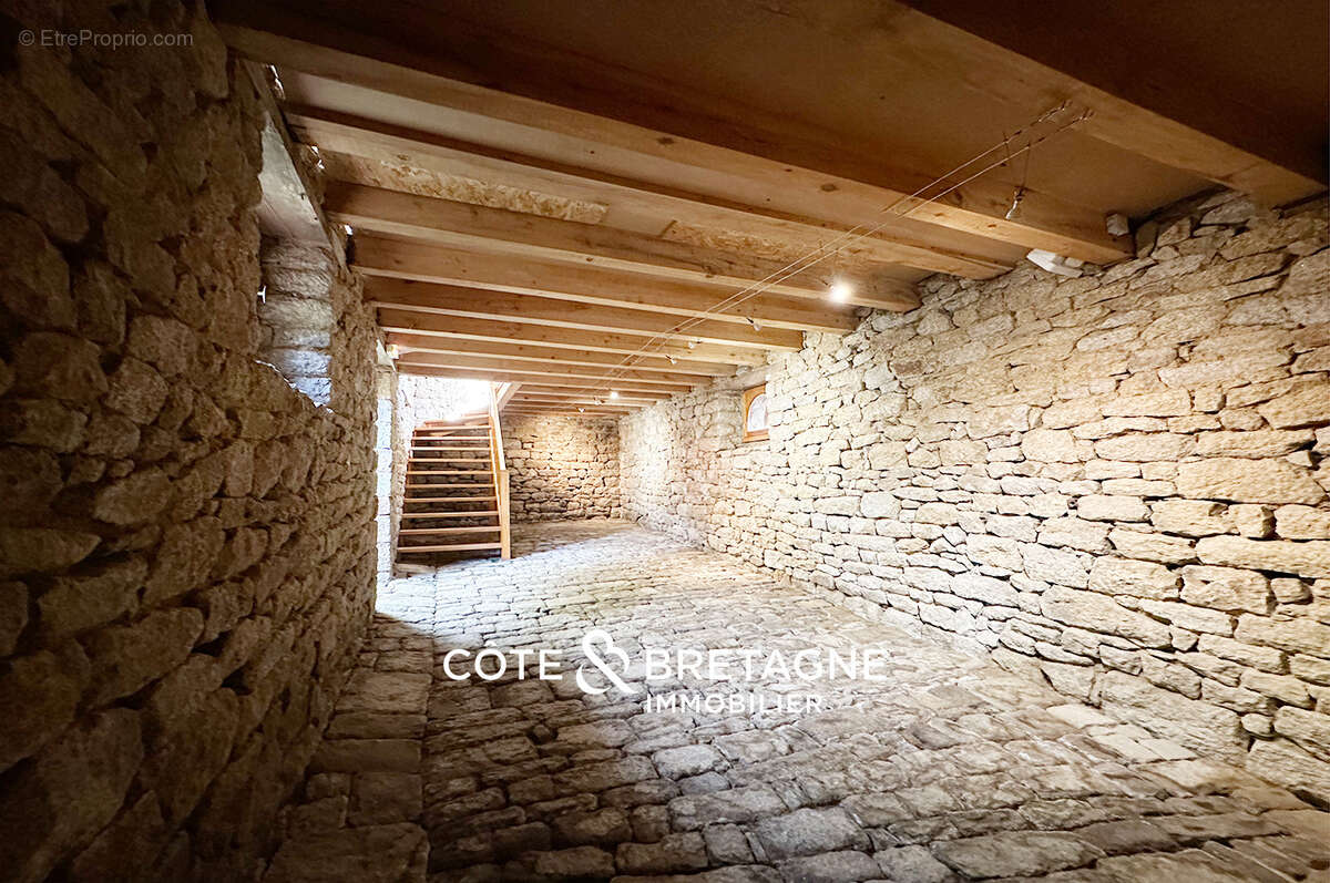 Bel ensemble de bâtiments en pierre de taille au faouët dans le morbihan  réf : 202595 - photo 15