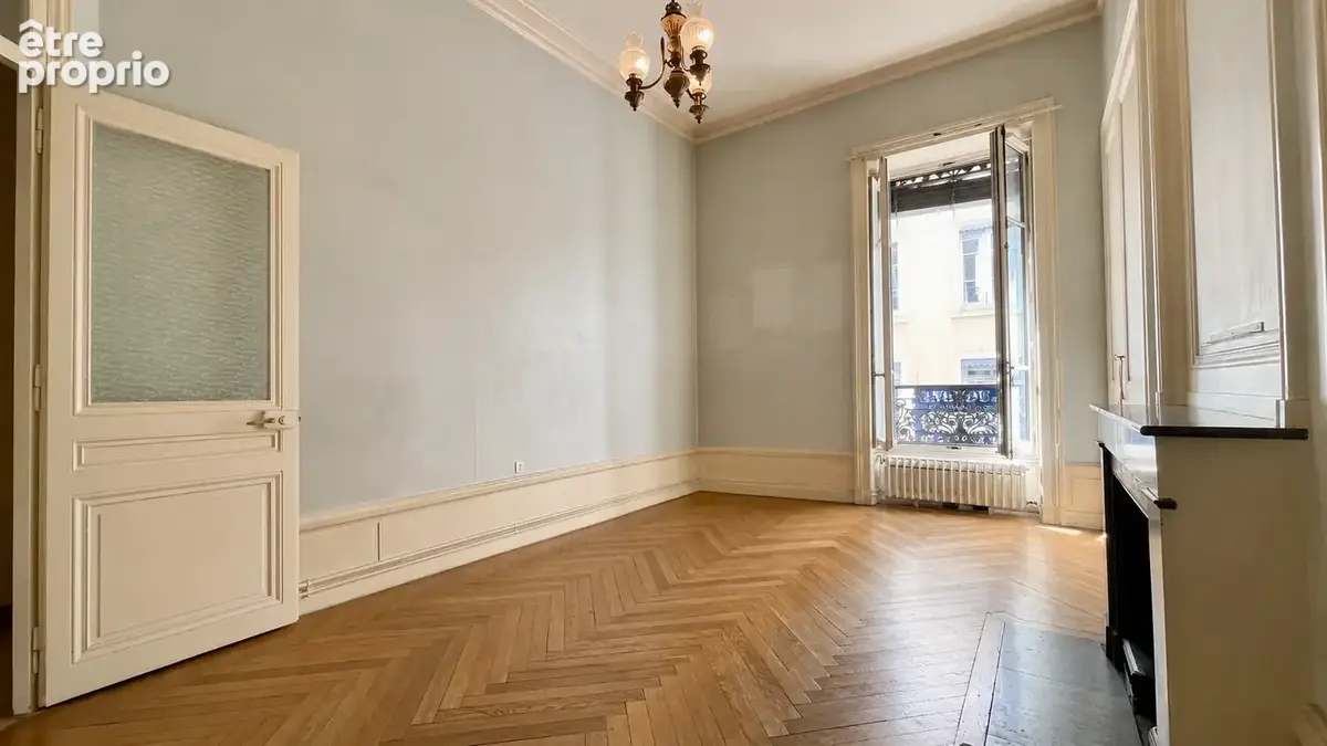 Appartement de caractère de 101 m2 au cœur des Terreaux / Charme de l'ancien et fort potentiel - photo 4