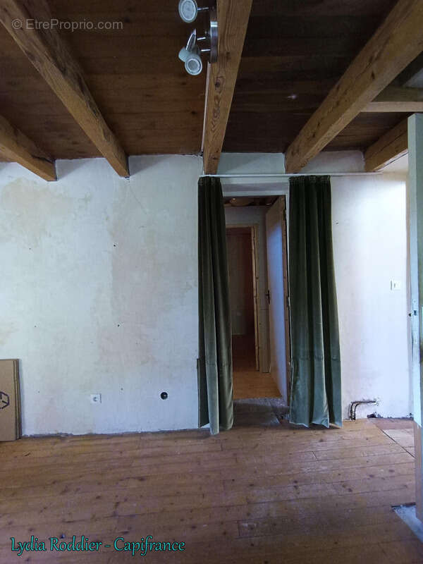 Fermette 10 pièces - grande grange - Rare à SAINT VICTOR MONTVIANEIX (63550) en Auvergne-Rhône Alpes - photo 12