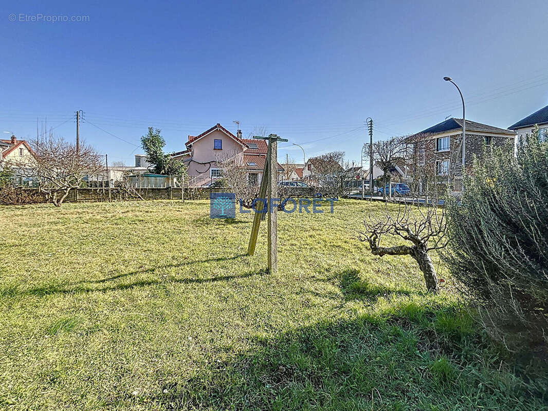 Terrain à SAVIGNY-SUR-ORGE