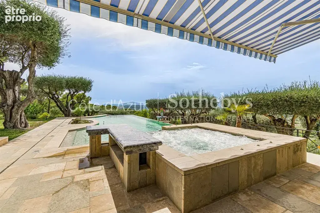 Grasse, vaste propriété familiale avec deux maisons, piscine à débordement et vue mer - photo 2
