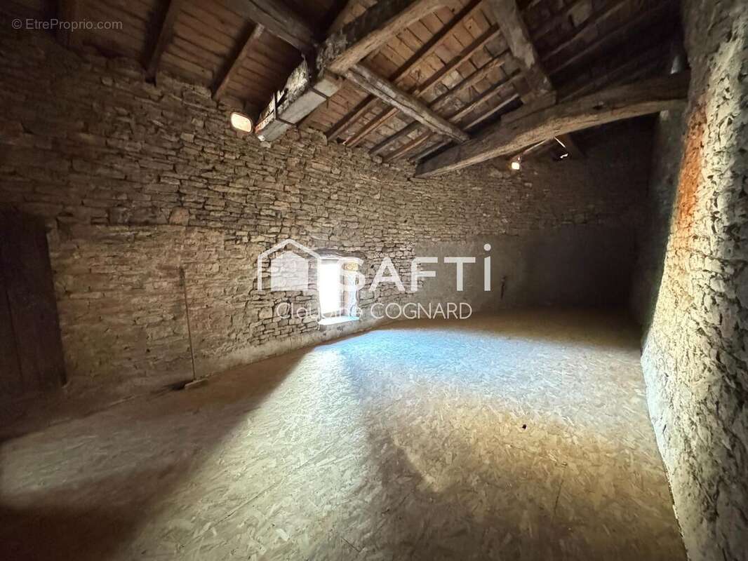 Maison 268 m² à Vergisson  - photo 8