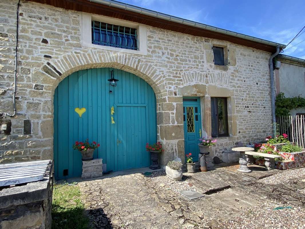 Maison à VERNOIS-SUR-MANCE