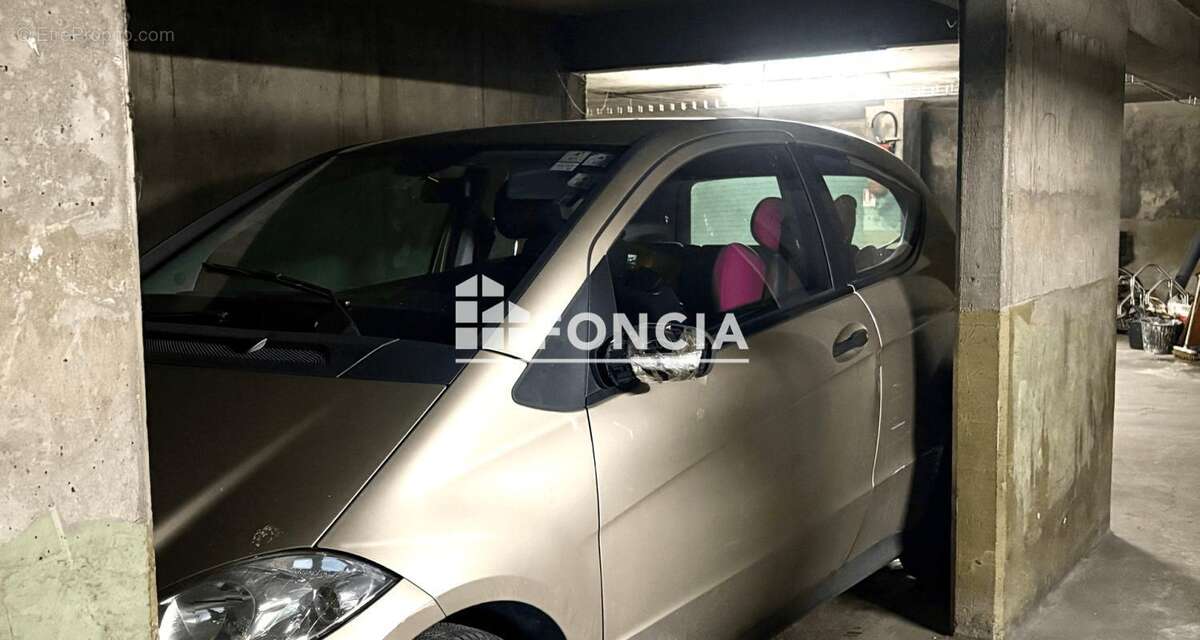 Parking à NEUILLY-SUR-SEINE