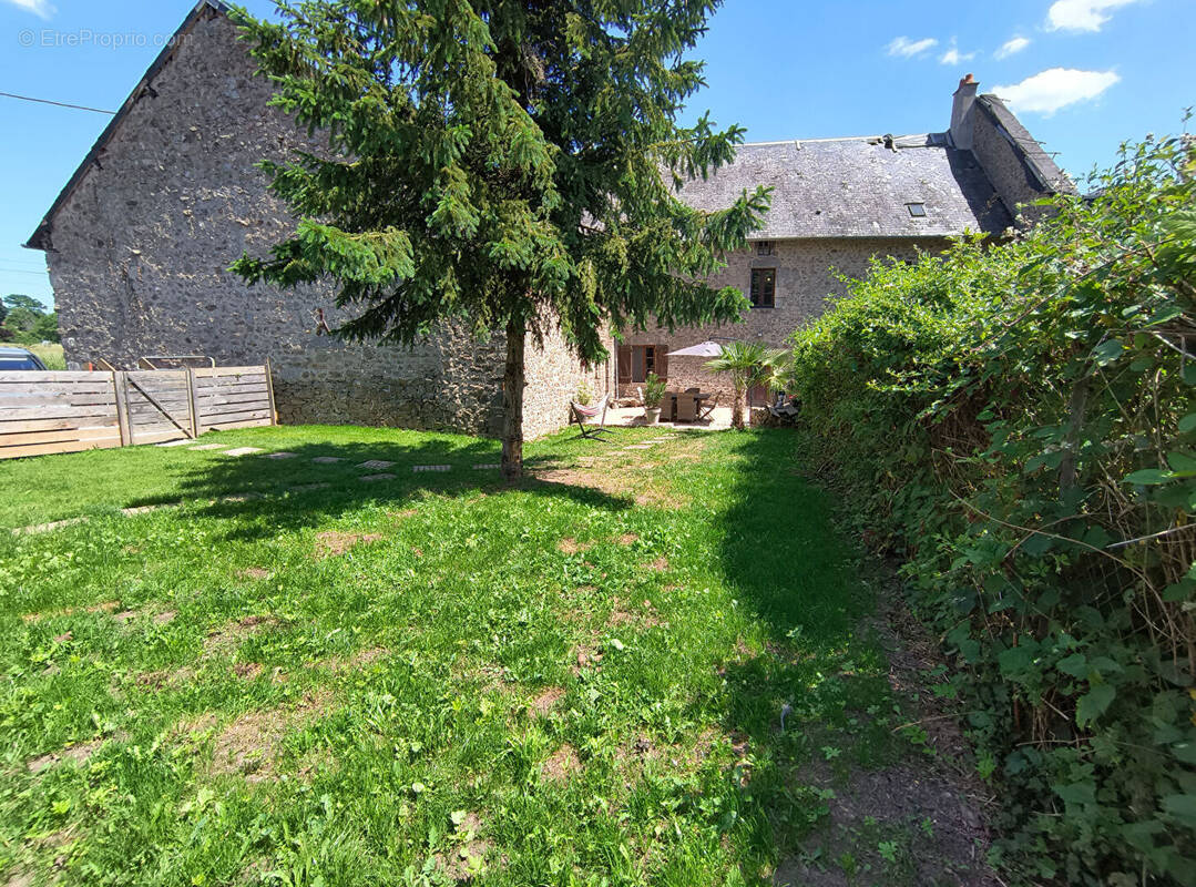 Maison à SAINT-ETIENNE-DE-FURSAC