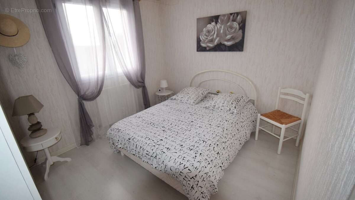 Maison à CREUZIER-LE-VIEUX