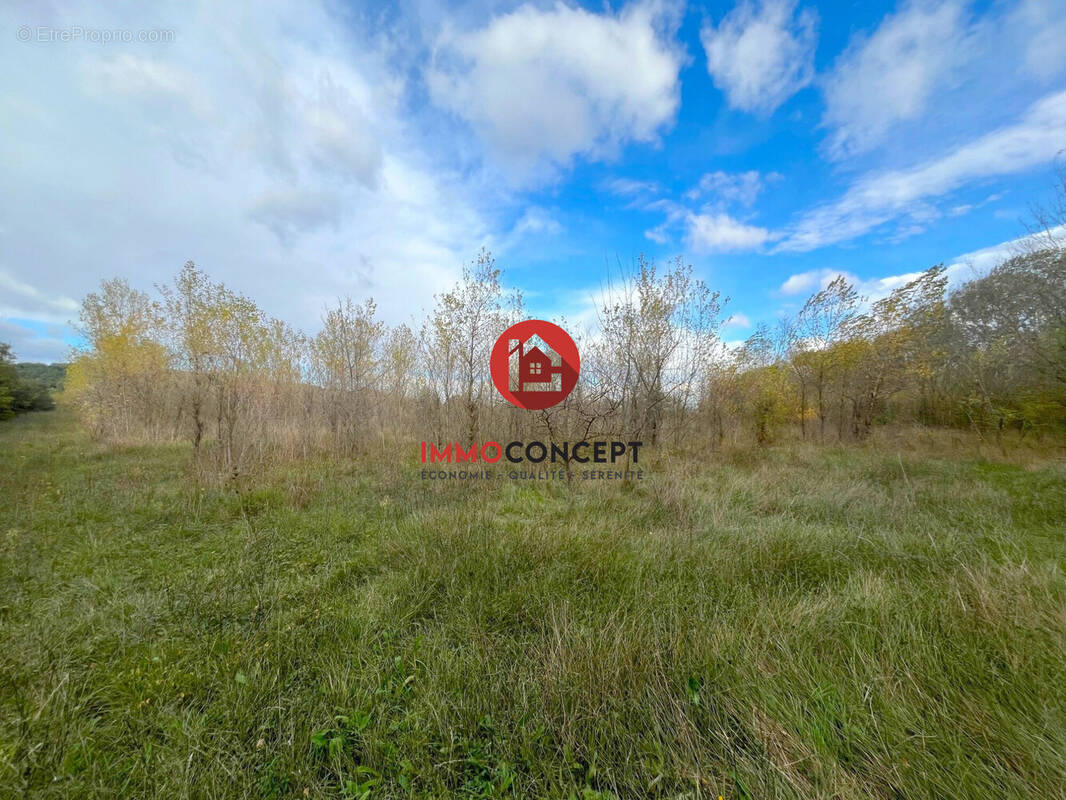 Terrain à LAUDUN-L&#039;ARDOISE