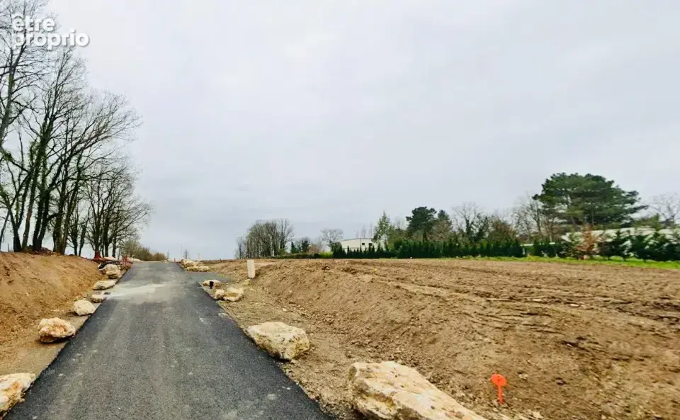 Terrain à VEIGNE