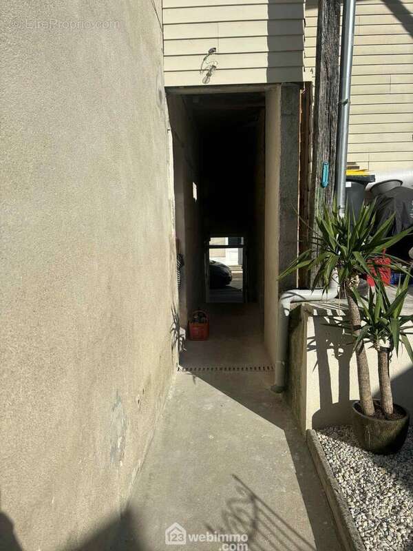 Depuis la rue, une coursive sécurisée mène à... - Maison à CHATELLERAULT