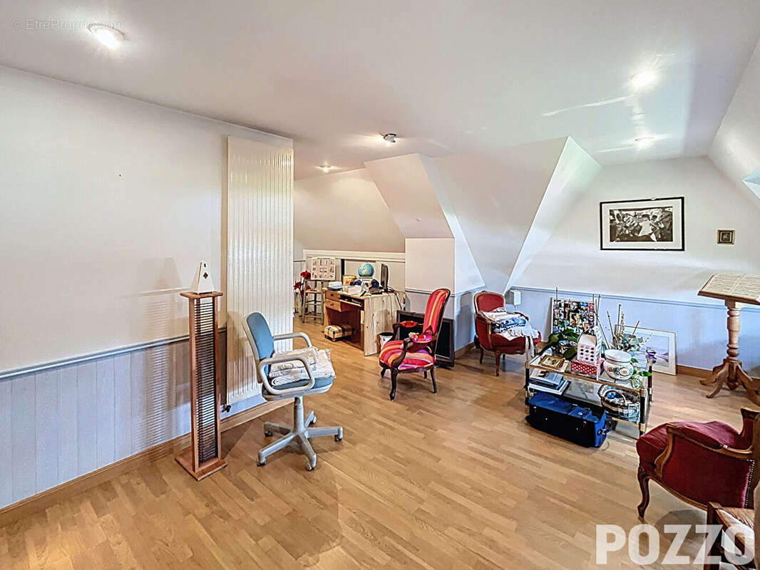 A Vendre - Élégante maison bourgeoise de 180 m² en plein coeur de Saint-Hilaire-du-Harcouët - photo 15