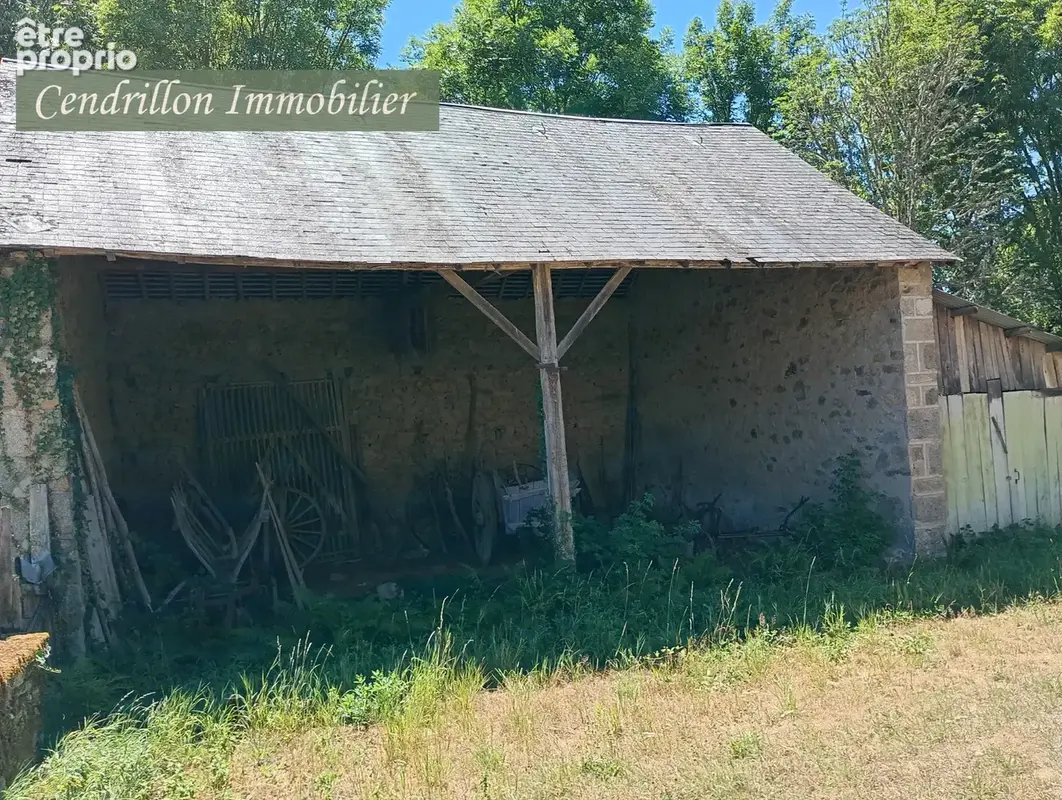 Très belle maison à rénover située dans un petit hameau proche de Saint-Georges-la-Pouge. - photo 13