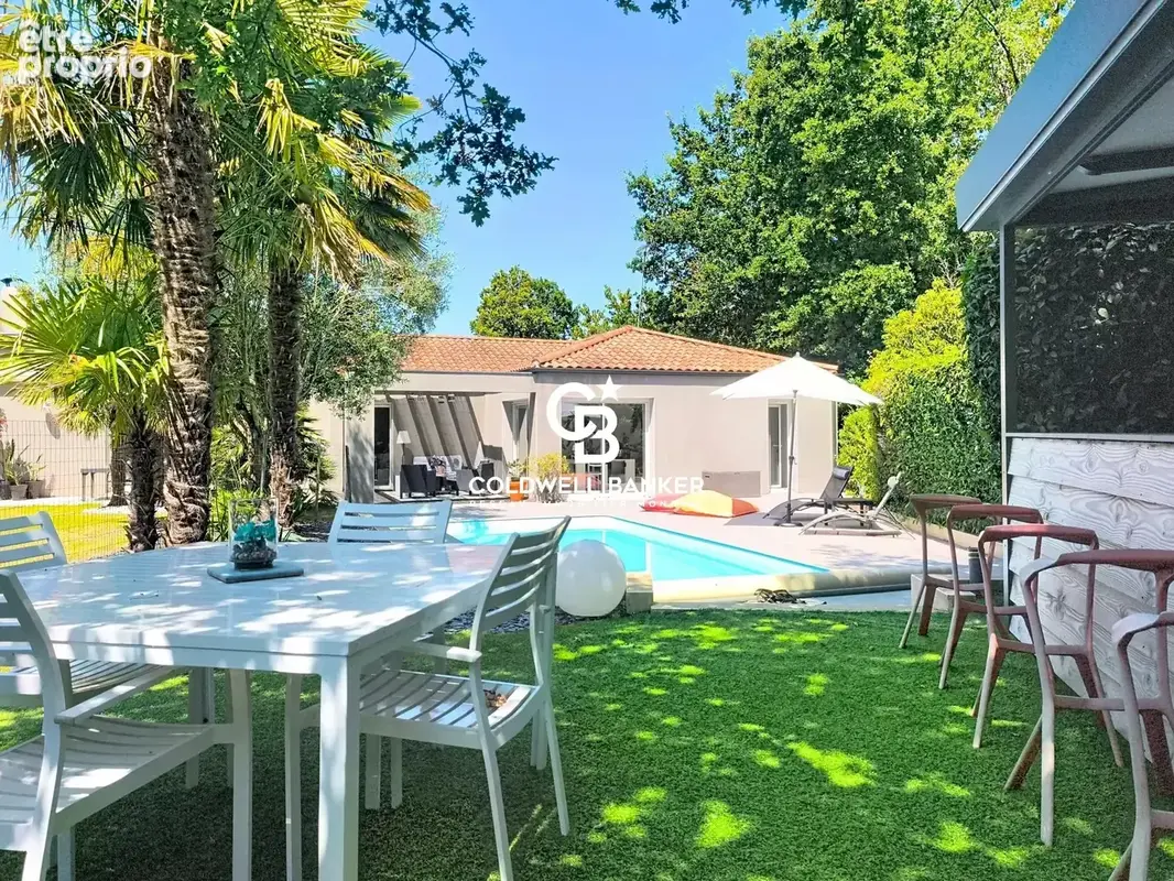 L’Équilibre Contemporain entre Ville et Littoral, Maison avec parc arboré et piscine. - photo 8