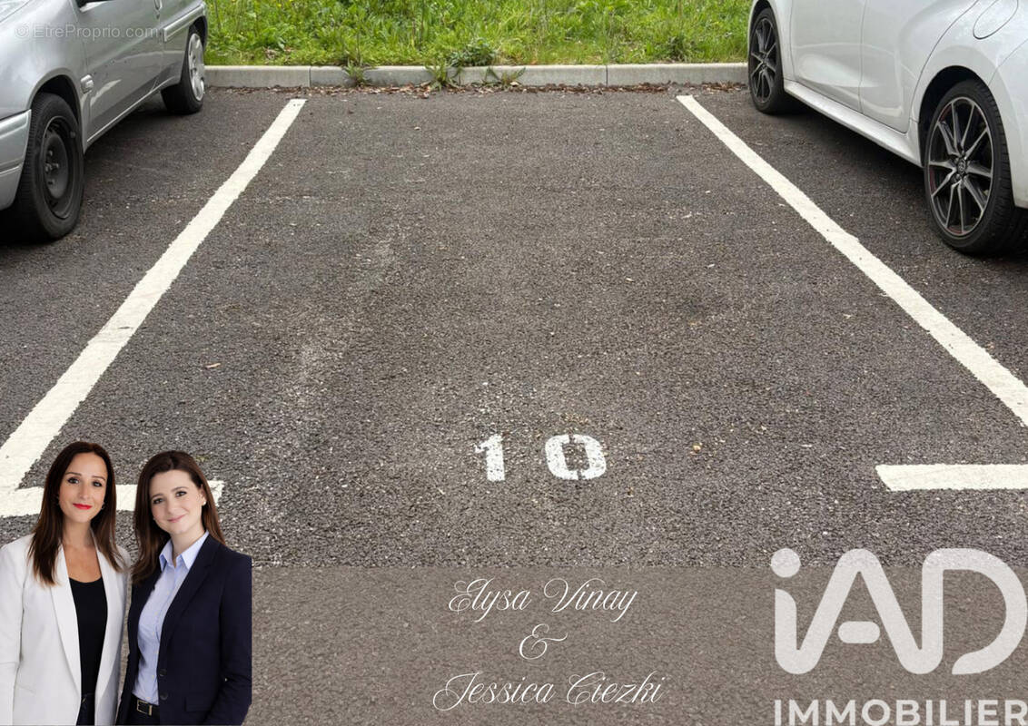 Photo 1 - Parking à HARDRICOURT