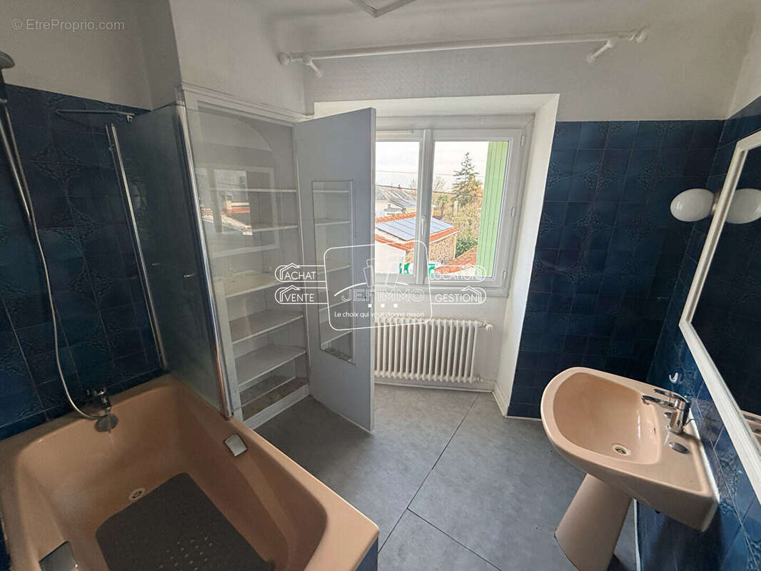 Maison à LA CHAPELLE-BASSE-MER