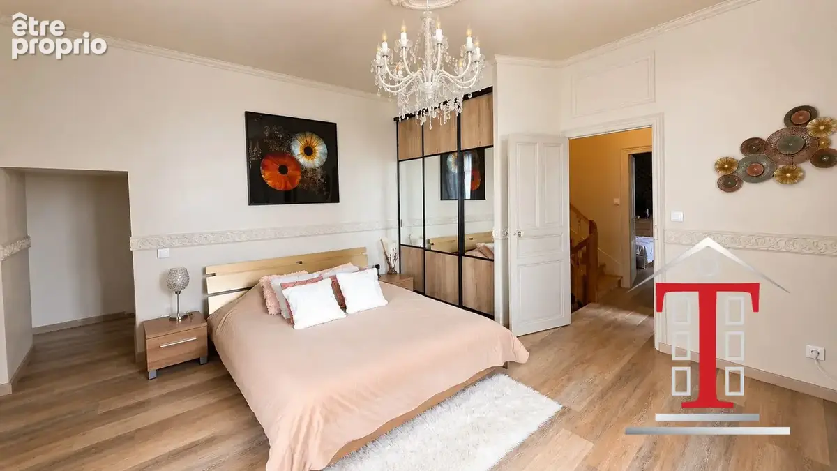 Chambre moderne avec placard intégré
