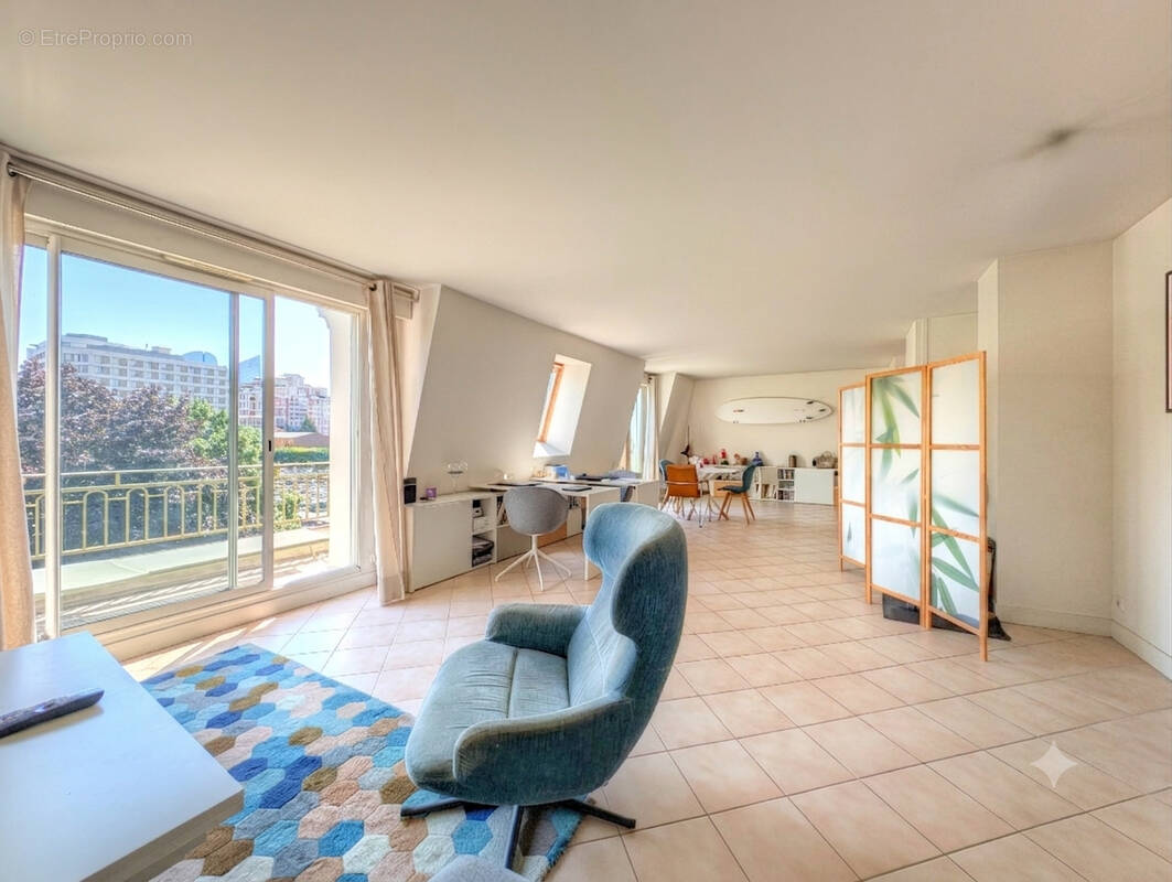 Appartement à LA GARENNE-COLOMBES