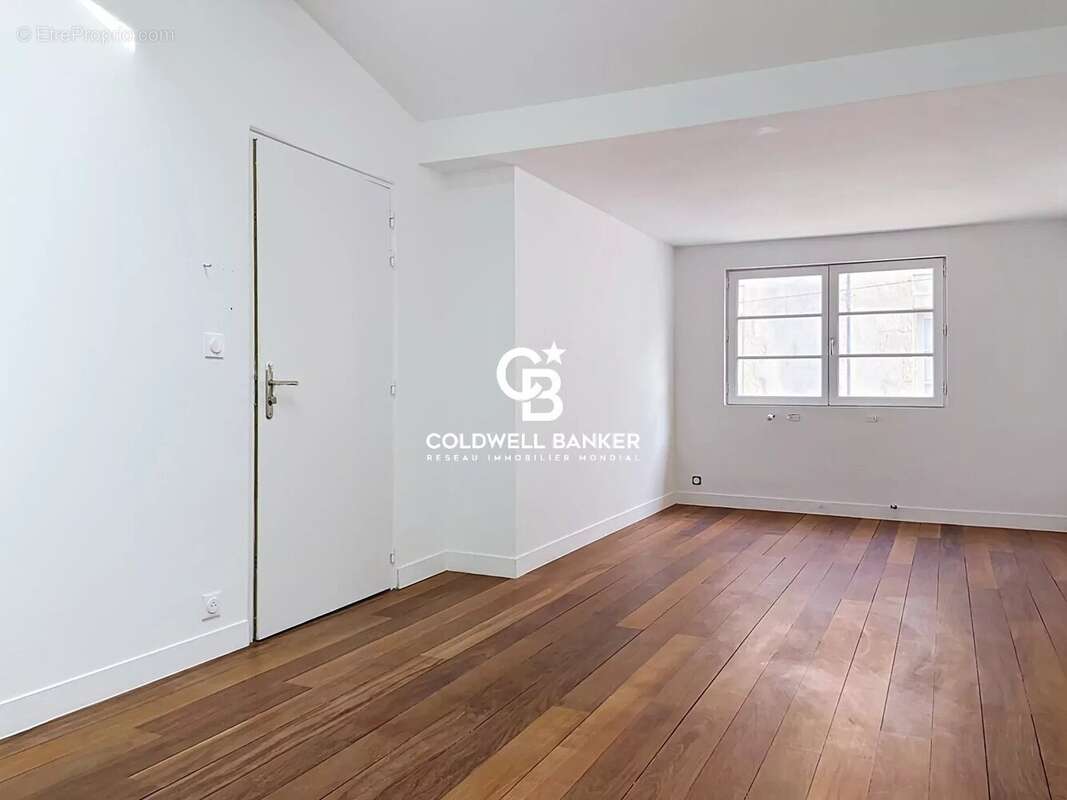 À deux pas du Vieux-Port, un appartement rénové aux volumes généreux - photo 13