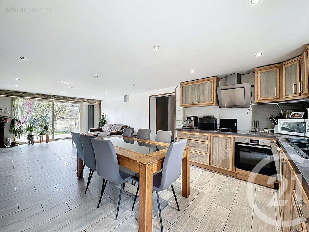 Maison 193 m² à Cour-Et-Buis  - photo 5