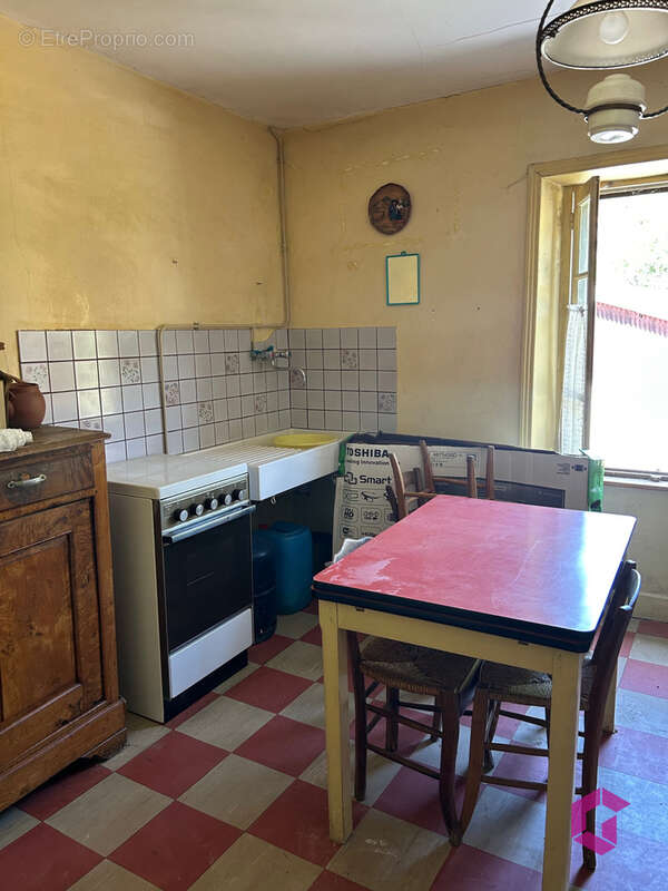 Deux maisons de bourg à rénover, garage, jardin attenant et non attenant . - photo 4
