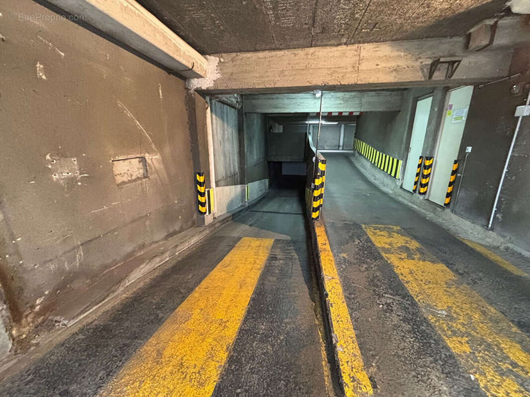 Parking à PARIS-20E