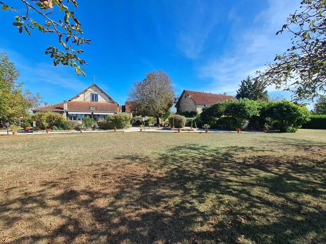 Maison à NADAILLAC-DE-ROUGE