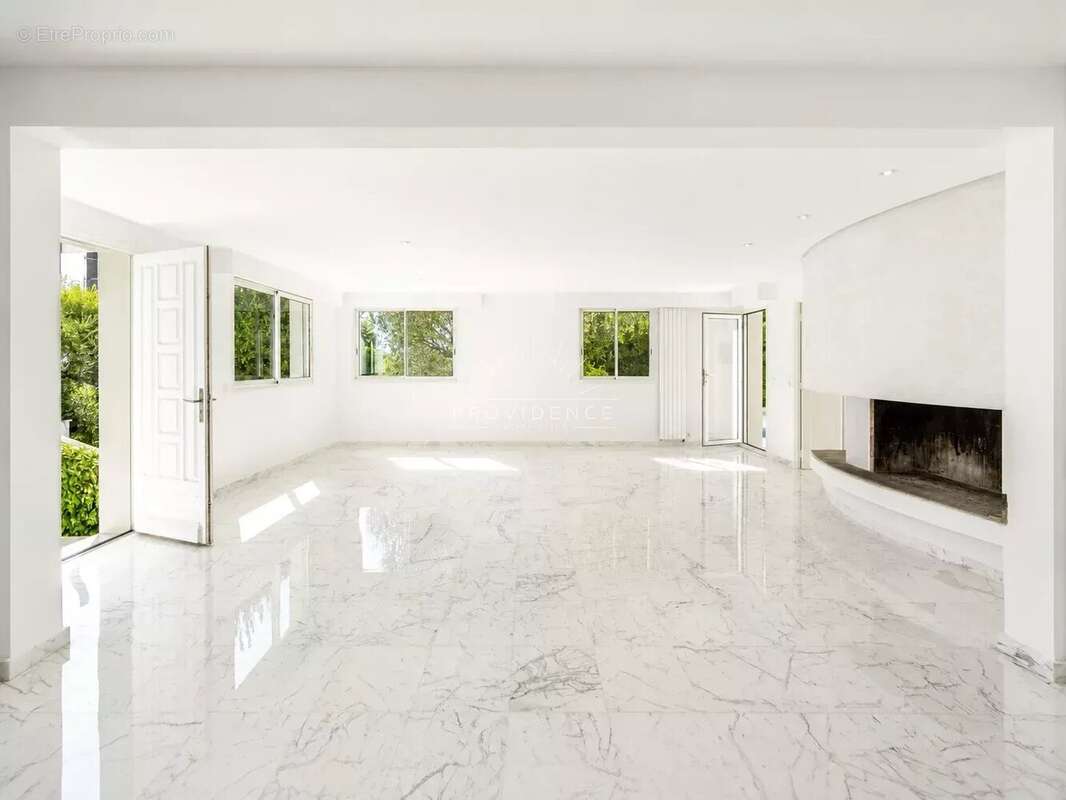 Le Cannet Europe - Villa 266 m², 5 chambres, piscine, jardin plat et vue mer - photo 4