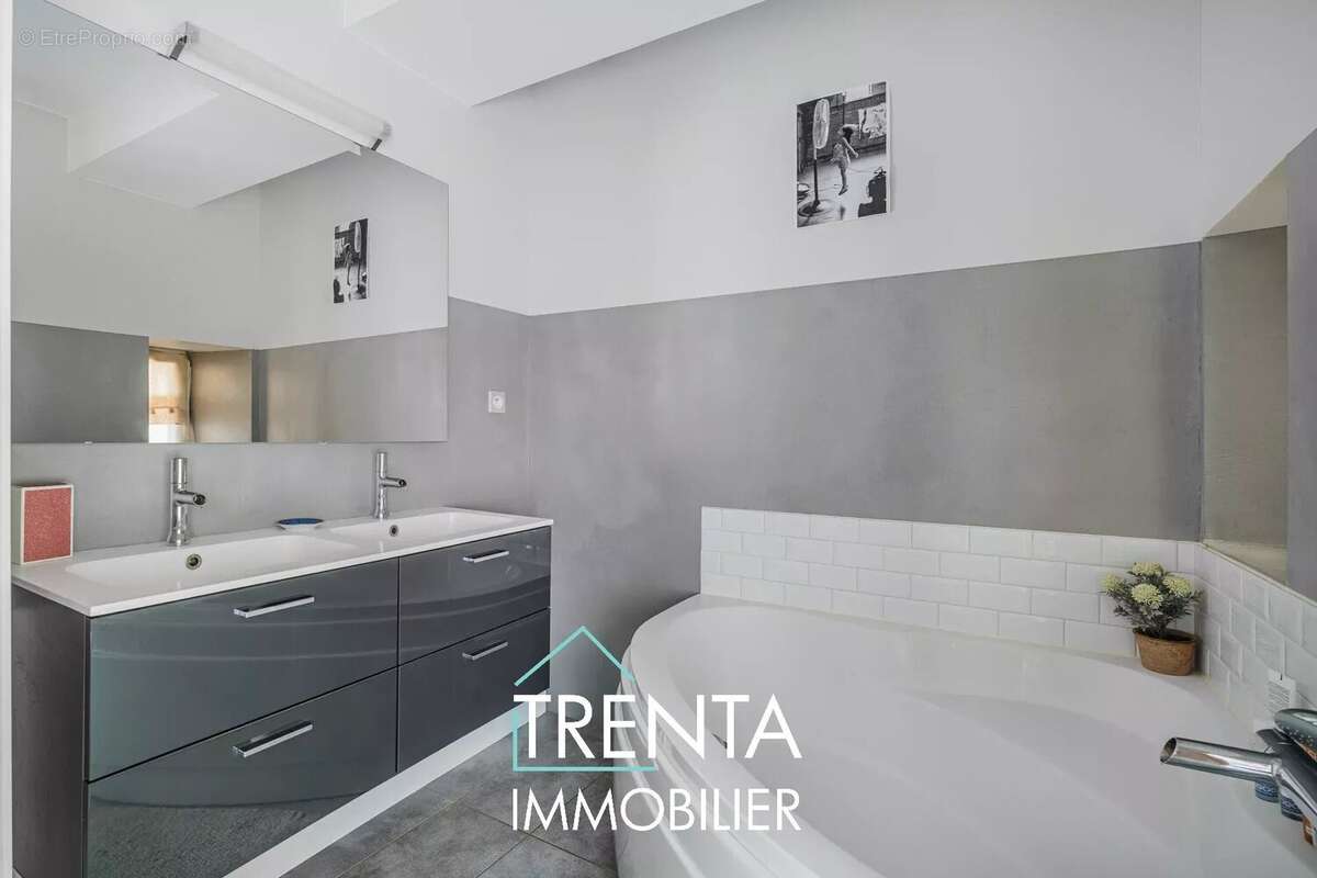 Maison à SAINT-ETIENNE-DE-CROSSEY