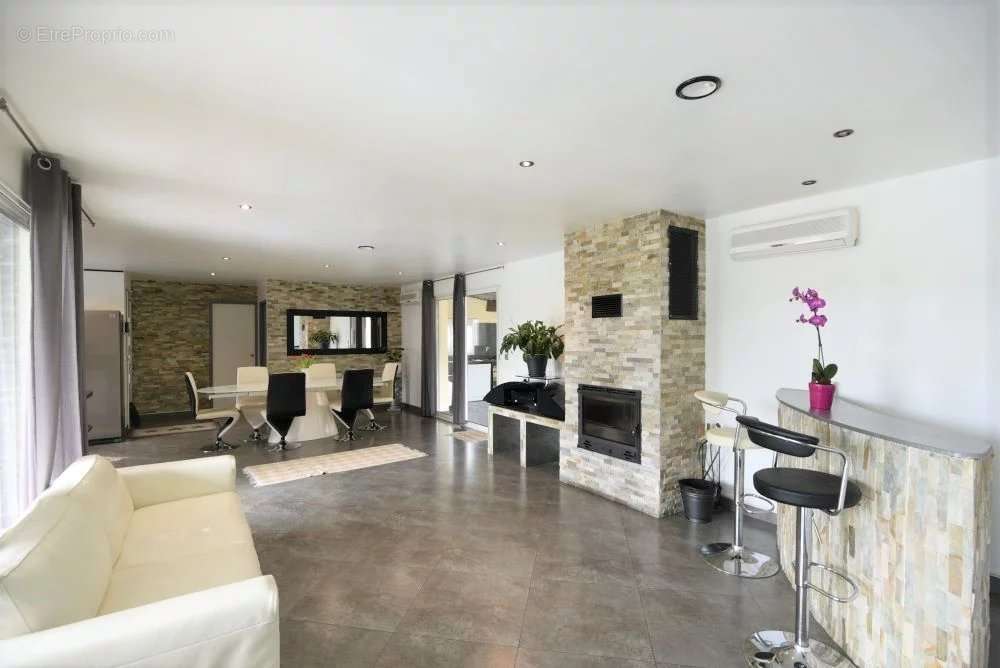 Commerce à MONTAUROUX