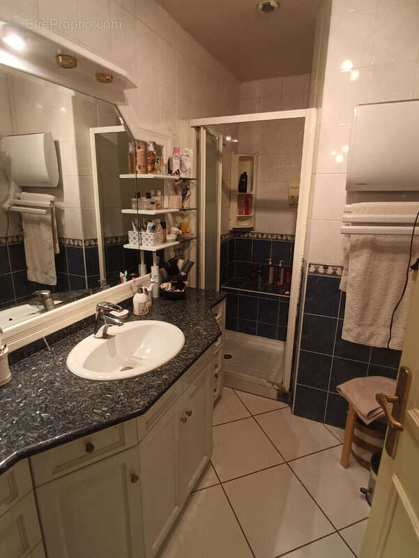 À deux pas du centre-ville de Figeac - Ensemble immobilier de 230 m² avec logement indépendant et vue panoramique - photo 7