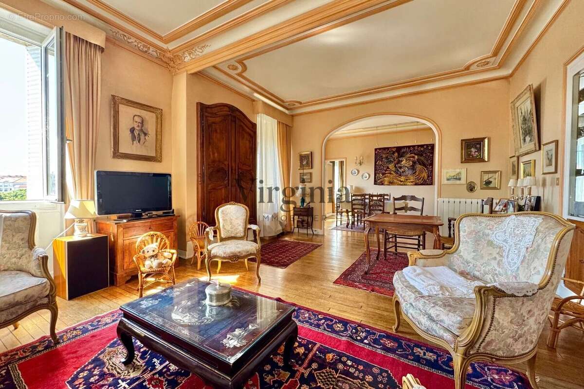 Appartement à CHARENTON-LE-PONT