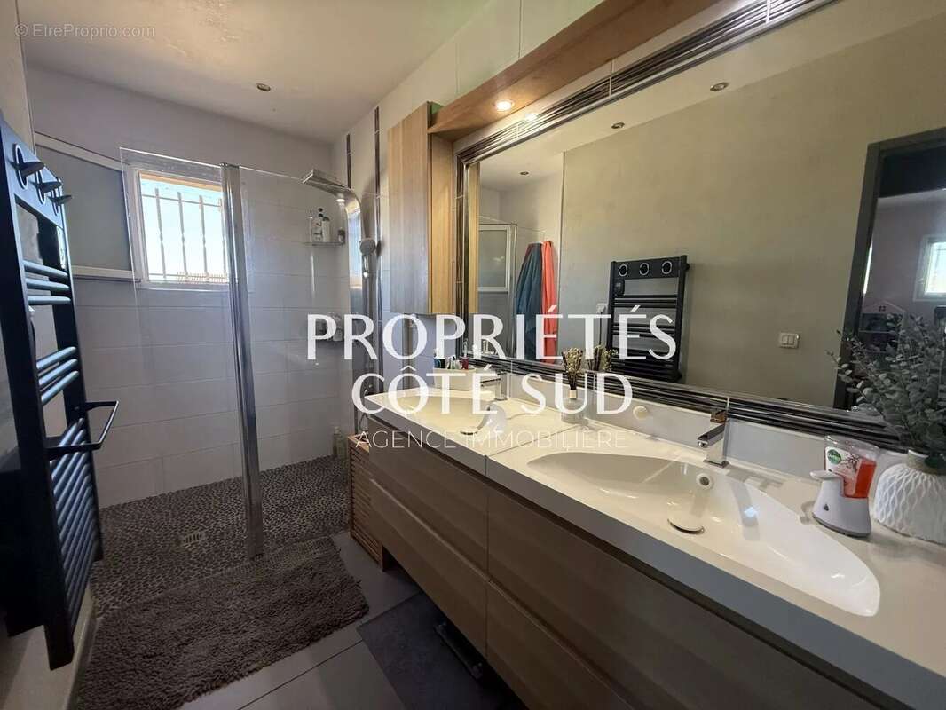 Maison à SAINT-VICTOR-LA-COSTE