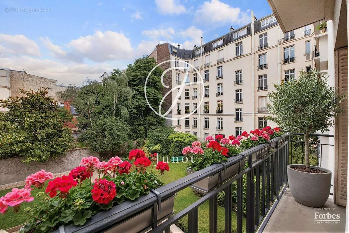 Appartement à PARIS-16E