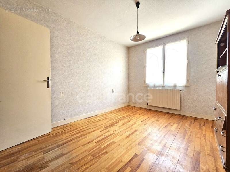 Maison à vendre 8 pièces avec sous-sol garage et dépendances et jardin de 1000 m² CHAMBOST LONGESSAIGNE (69) - photo 9