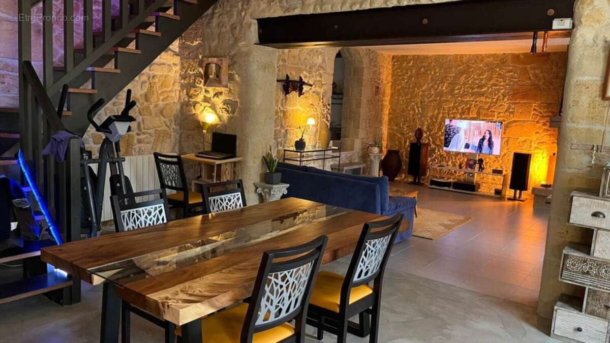 Maison à SAINT-GENES-DE-LOMBAUD