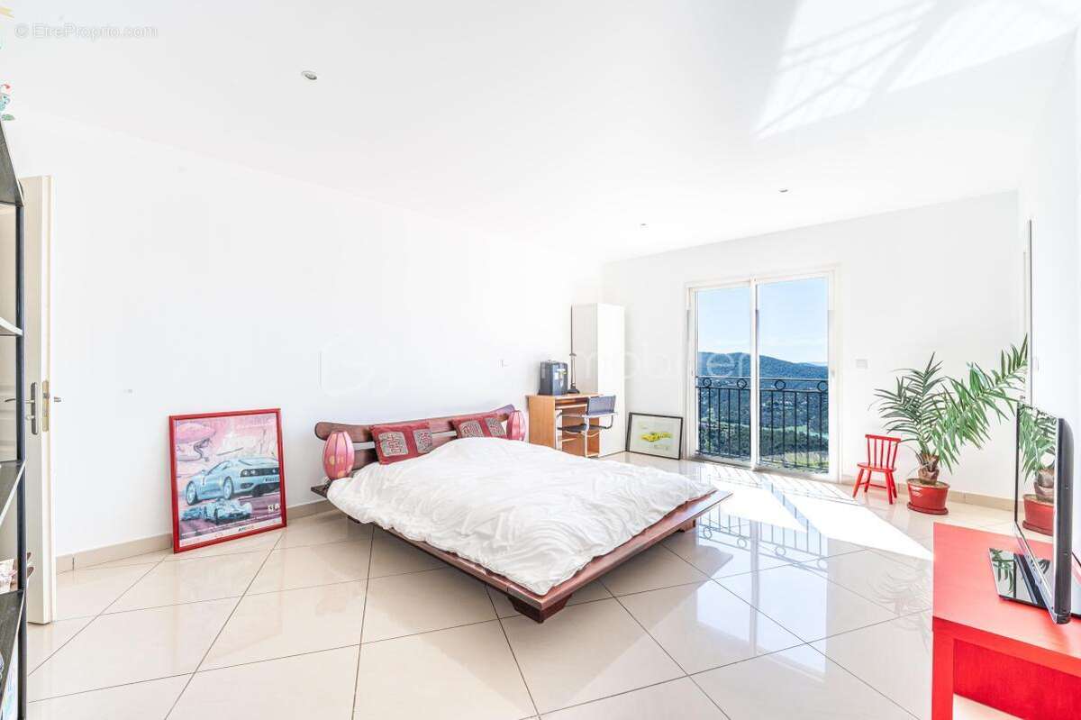 Côte d'azur - Propriété de prestige 230 m² avec piscine à débordement et panorama sur les Îles d'Or - photo 8