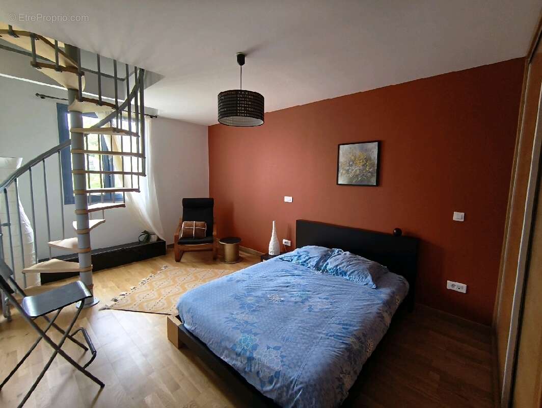 Maison à VALLANGOUJARD