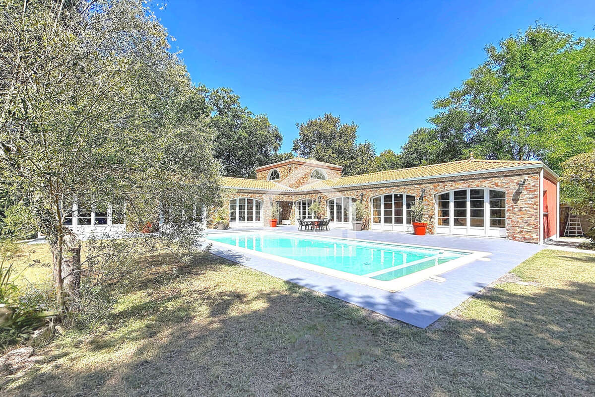 Élégante maison avec dépendance, parc paysager, piscine et au calme - photo 19