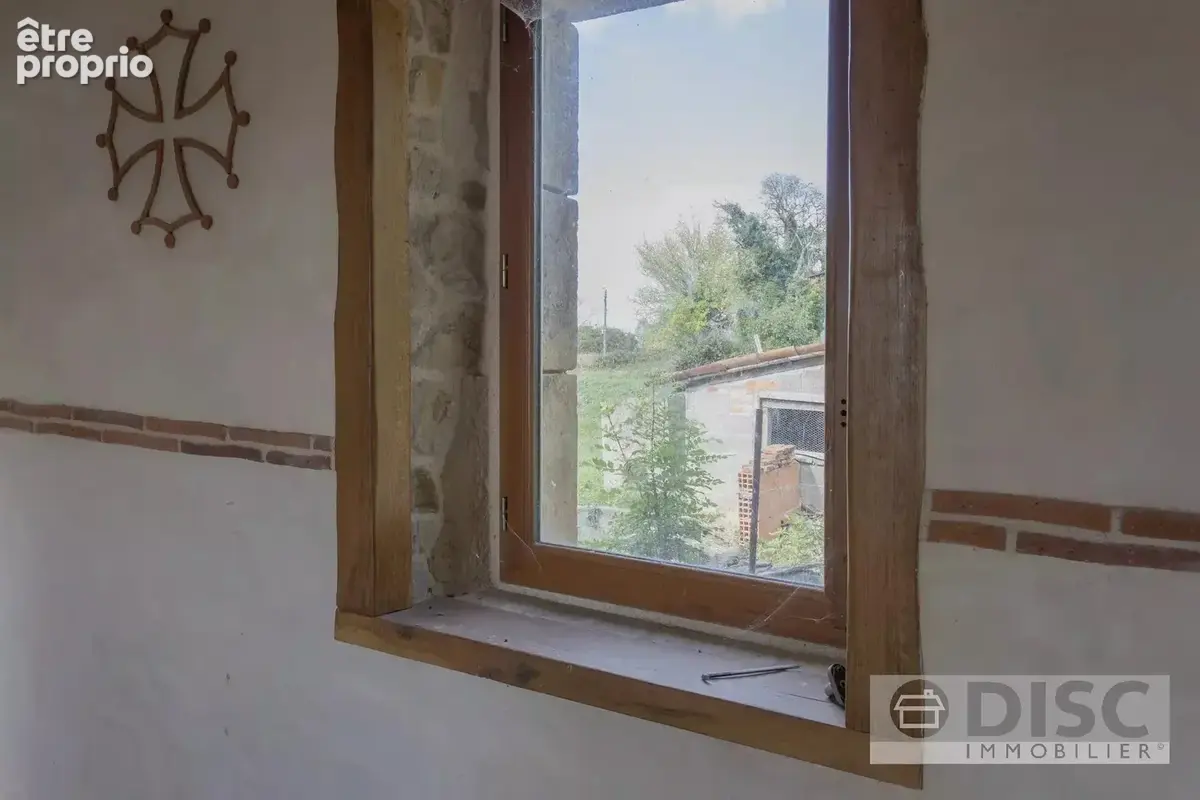 Maison rénovée en partie avec beaucoup de potentiel. - photo 5