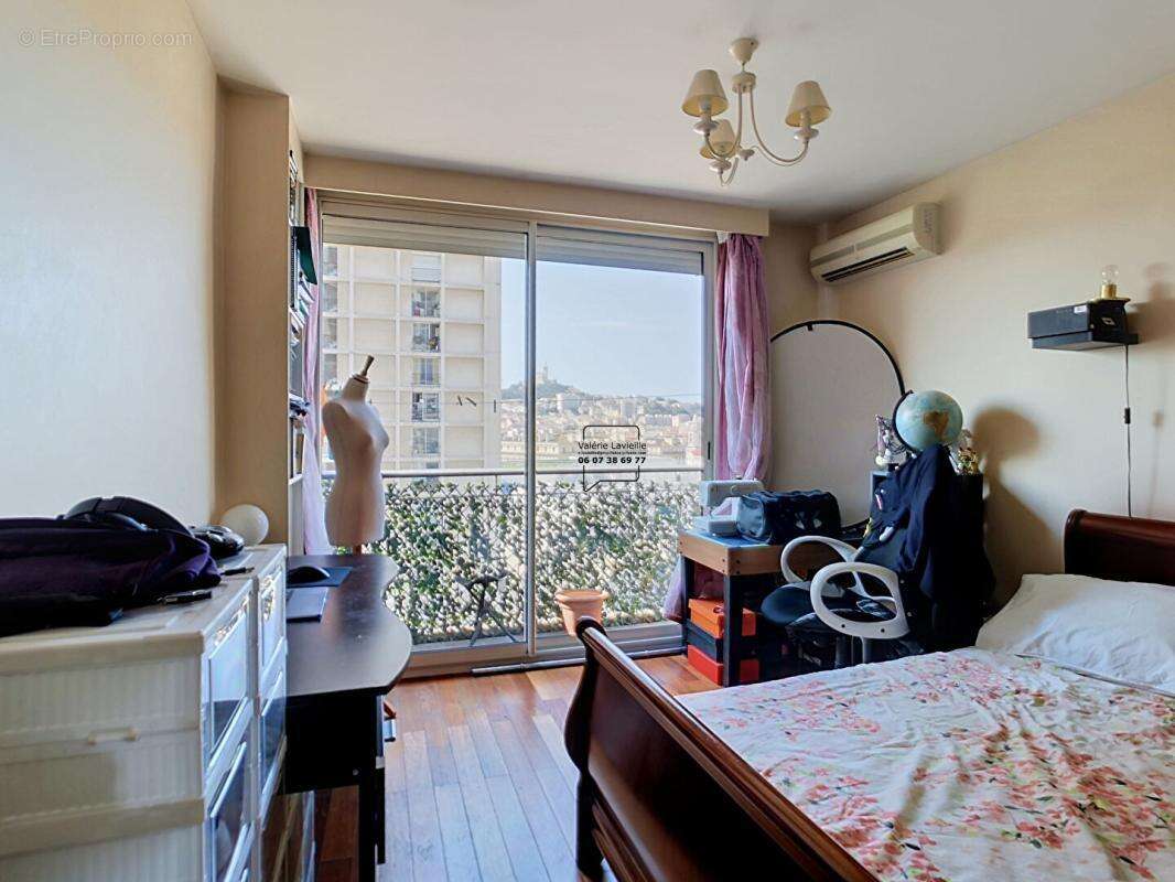 Marseille (13001) - BOURSE - VIEUX PORT - T4 lumineux - 91 m2 - Vue Panoramique et balcons - photo 11