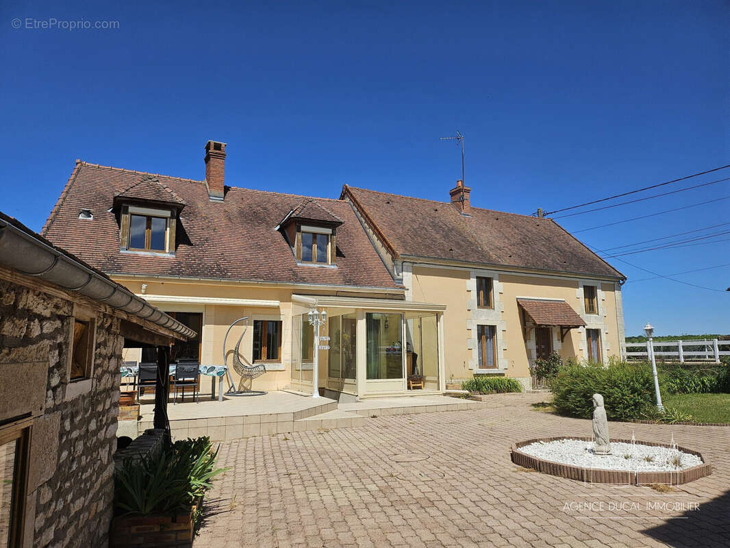 Maison 200 m² à Varennes-Les-Narcy  - photo 3