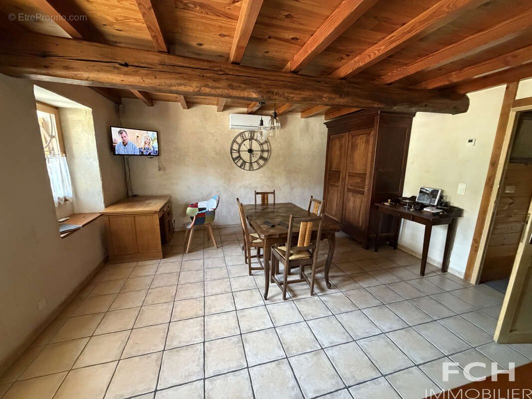 Maison de campagne avec 2 garages et dépendances - photo 7