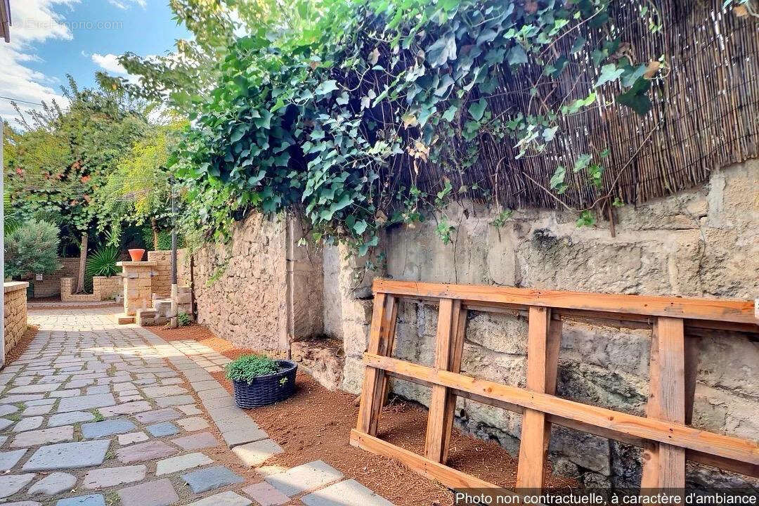 Maison à SAINT-BRES