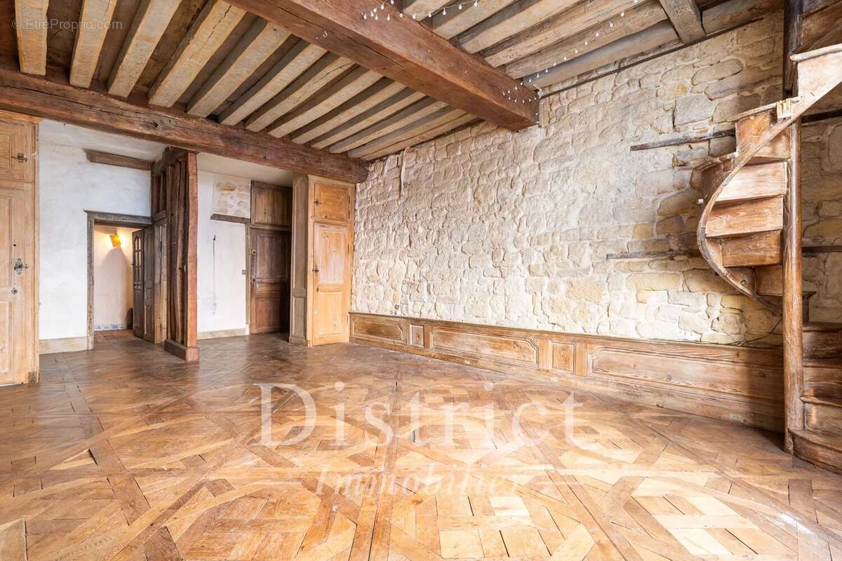Île Saint Louis - Duplex de charme de 83 m² à rénover - photo 3