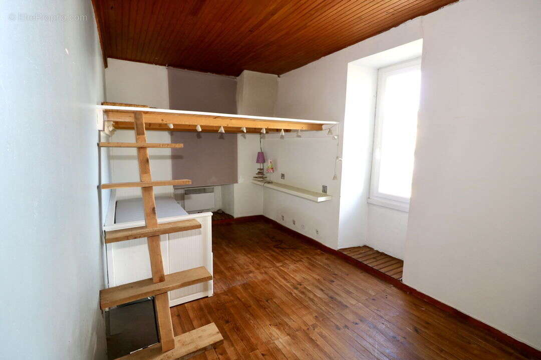 Maison de village, espace jour 80 m², séjour avec cheminée, - Maison à VILLANDRAUT