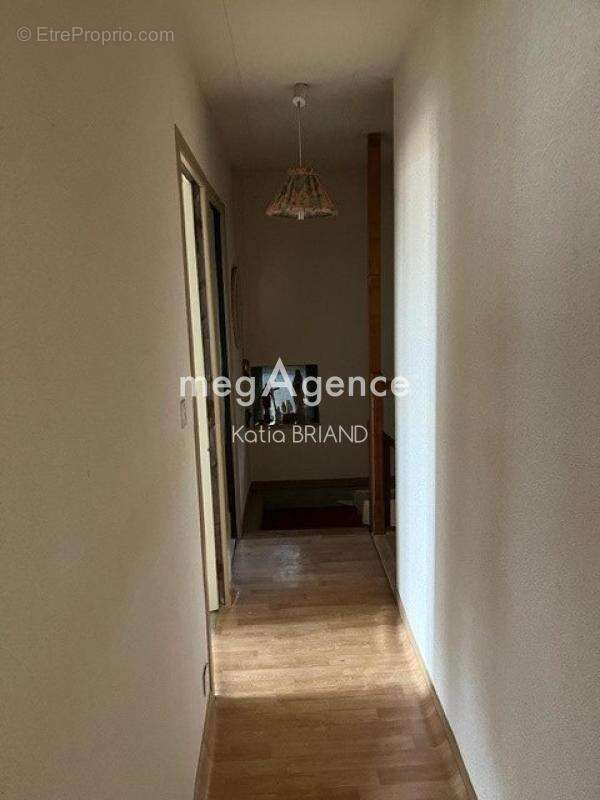 Maison et bâtiment sur Laval, terrain de 10780 m² - photo 6