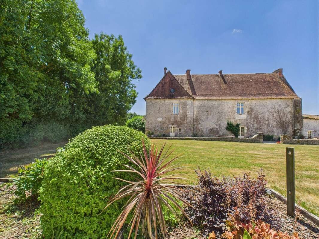 Maison à SAINT-HILAIRE-DES-LOGES