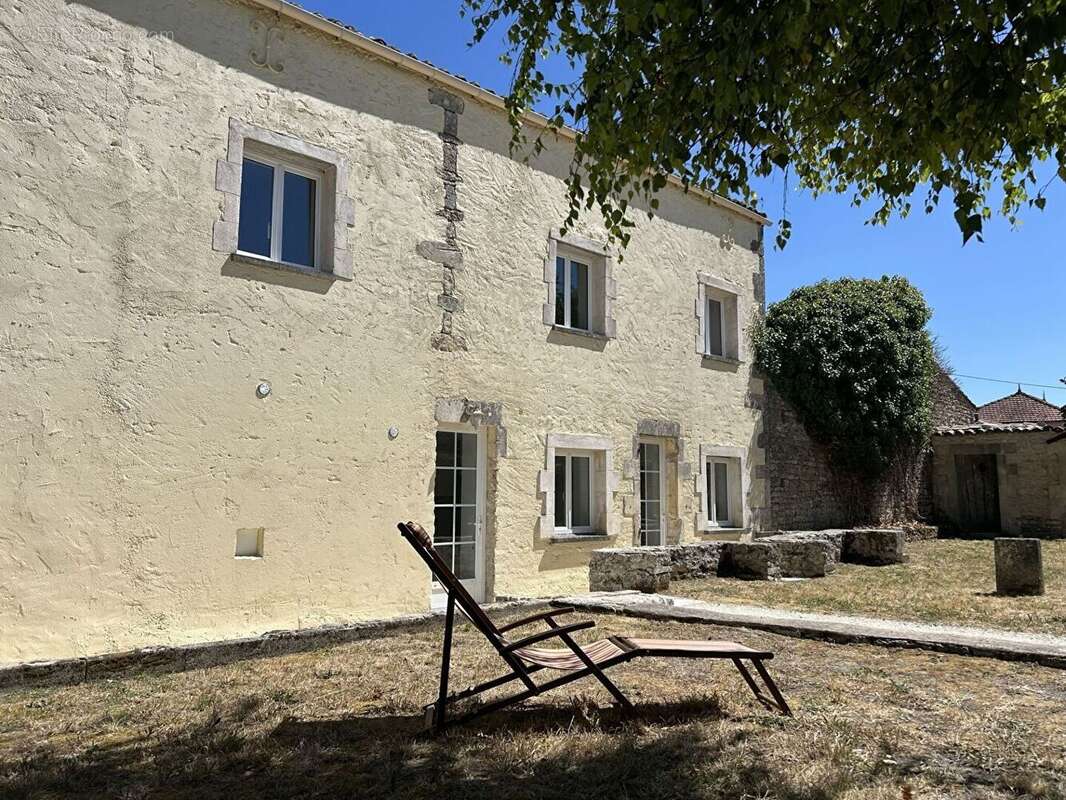 Grande maison de caractère au coeur de Néré avec jardin et dépendance - photo 10