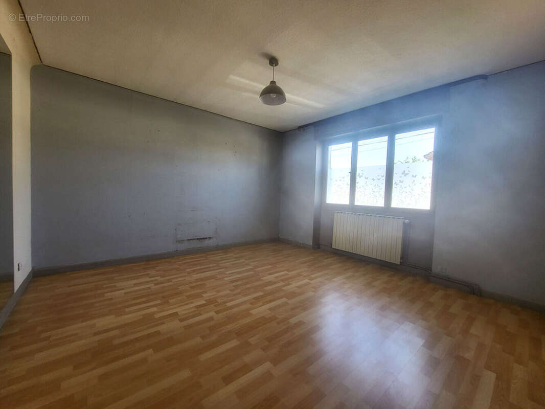 Maison individuelle de plain pied sur sous sol - 5 pièces - 3 chambres - garage - terrasse et jardin - photo 8